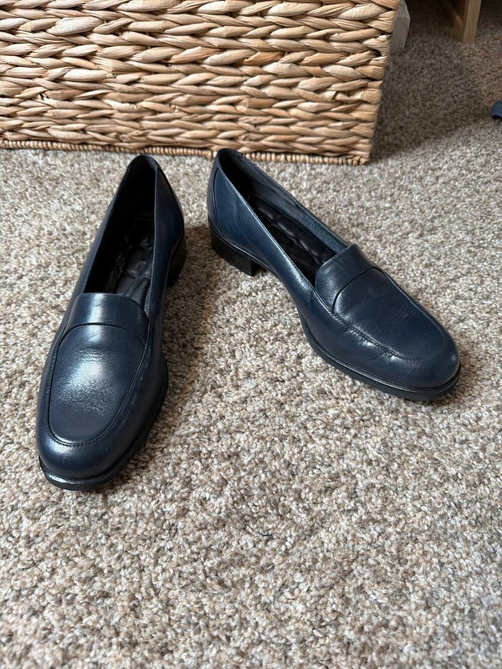 Rockport navy blue leather loafer 9.5 EUC 646